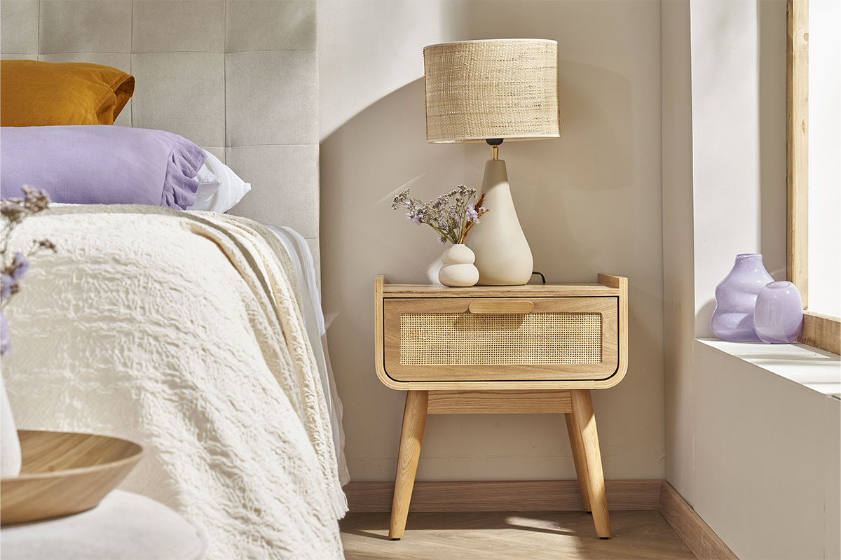 Comodino con cassetto in legno massello chiaro e motivo a intreccio in rattan L50 cm ATHNE