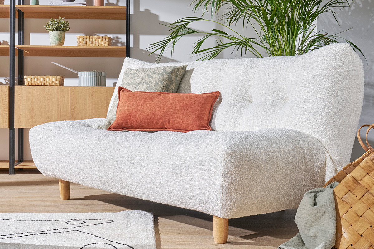 Divano letto scandinavo 3 posti in tessuto effetto lana boucl bianco e legno chiaro YUMI