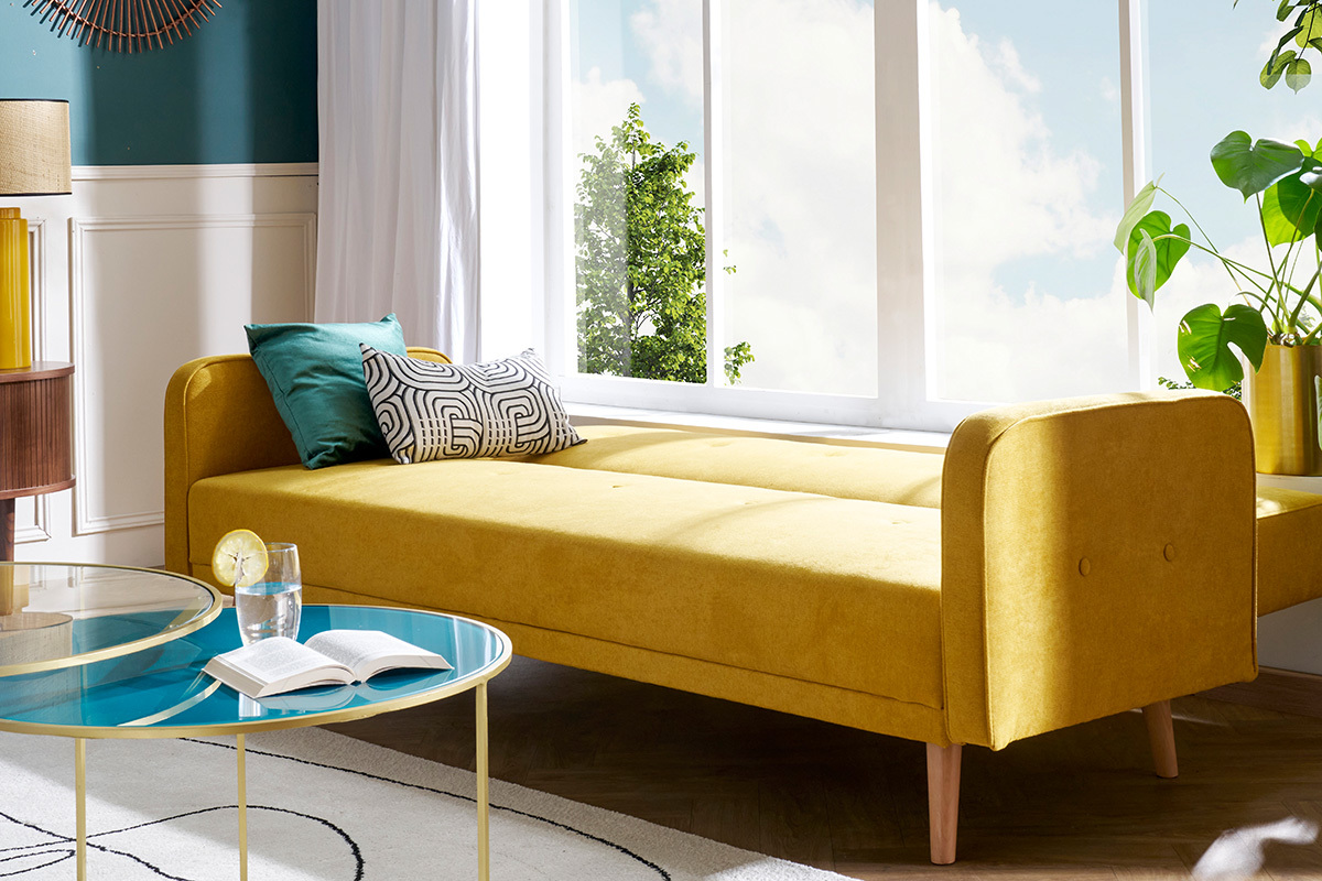 Divano letto scandinavo 3 posti in tessuto effetto velluto giallo senape e legno chiaro ULLA