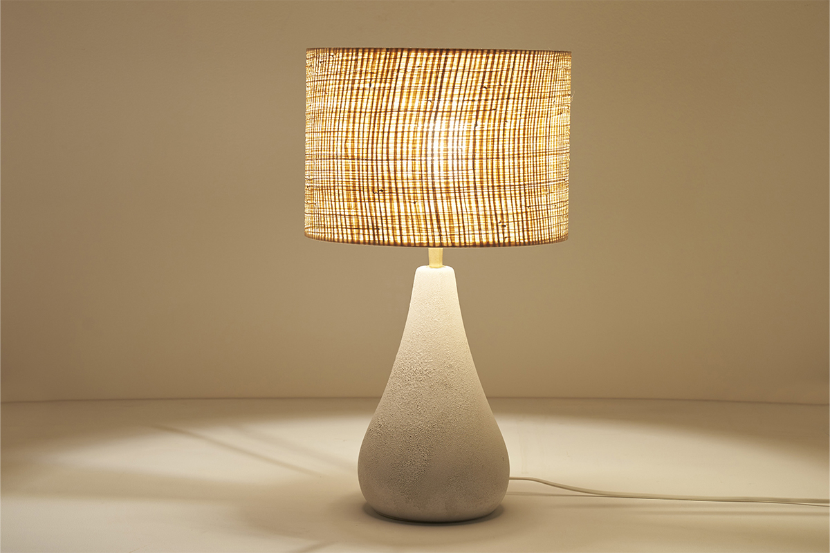 Lampada da tavolo bianca in ceramica effetto pietra e paralume in rafia H49 cm PYRUS