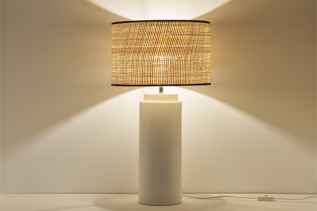 Lampada da tavolo in ceramica smaltata bianco e paralume in rafia naturale H64 cm MAJES