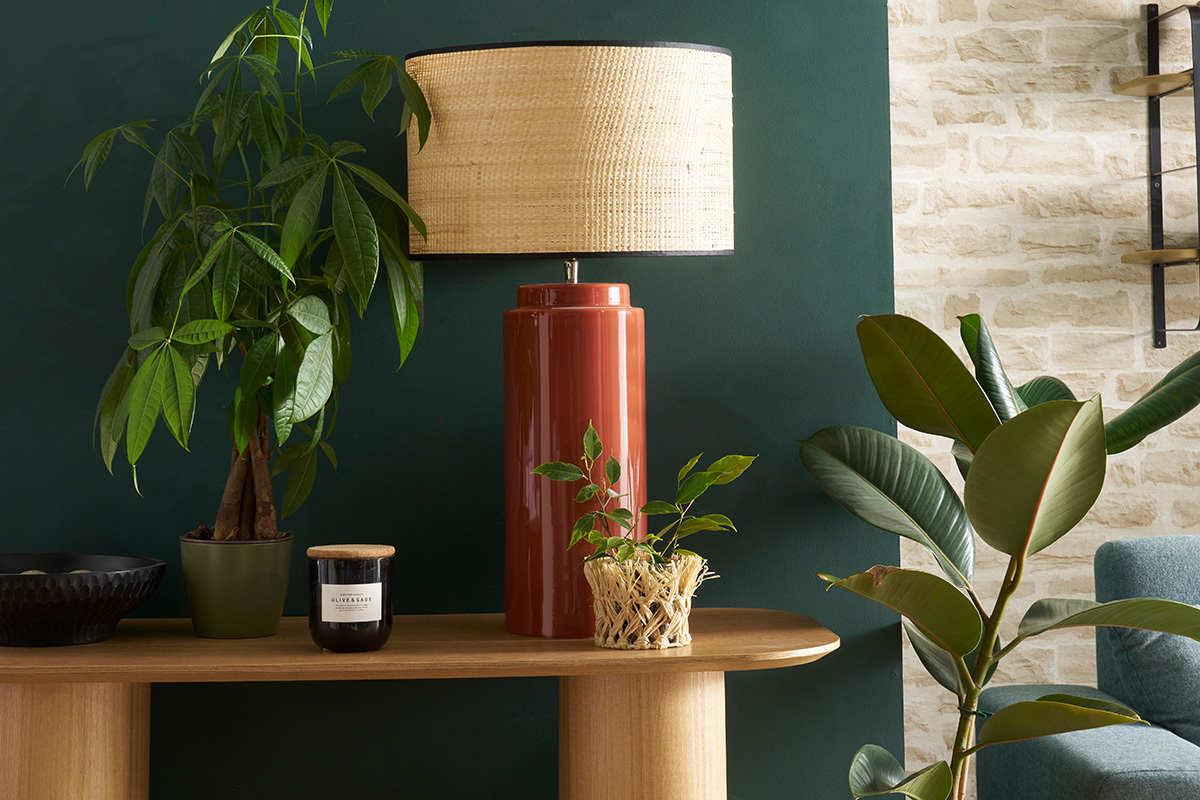 Lampada da tavolo in ceramica smaltata color terracotta e paralume in rafia naturale H64 cm MAJES