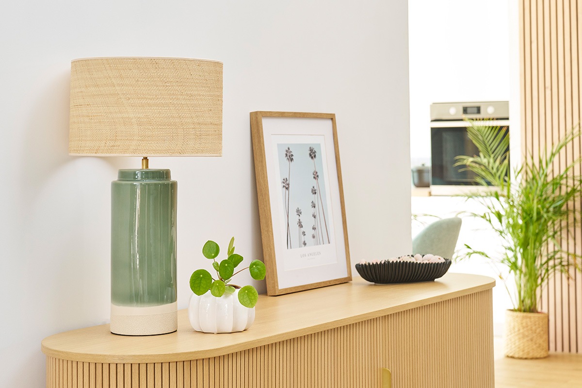 Lampada da tavolo in ceramica verde con paralume in rattan H64 cm MAJES