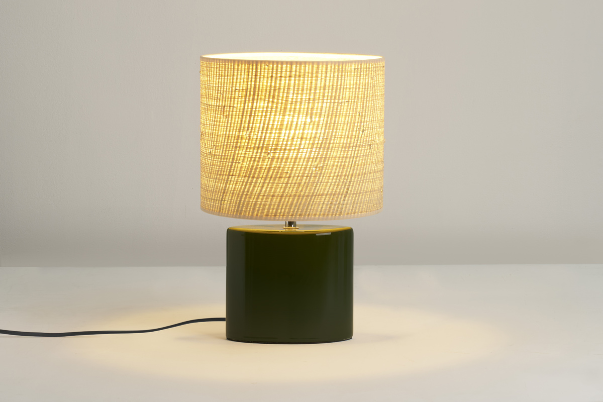 Lampada da tavolo in ceramica verde scuro e paralume in rafia naturale H40 cm TIGA