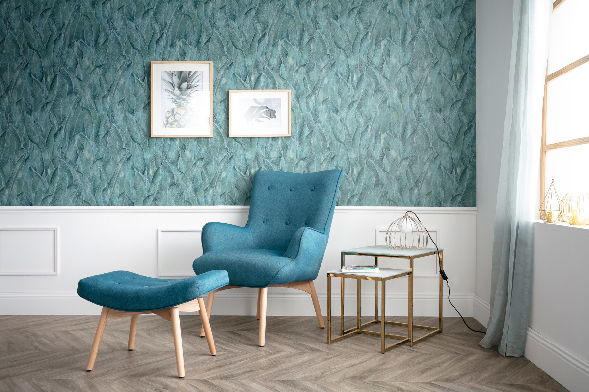 Poltrona design scandinava con poggiapiedi blu petrolio e legno chiaro BRISTOL