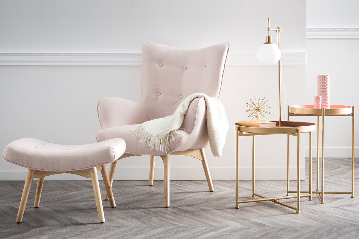 Poltrona design scandinava con poggiapiedi rosa e legno chiaro BRISTOL