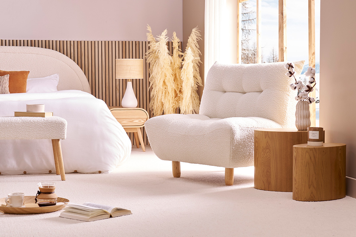 Poltrona scandinava in tessuto effetto lana boucl bianco e legno chiaro YUMI