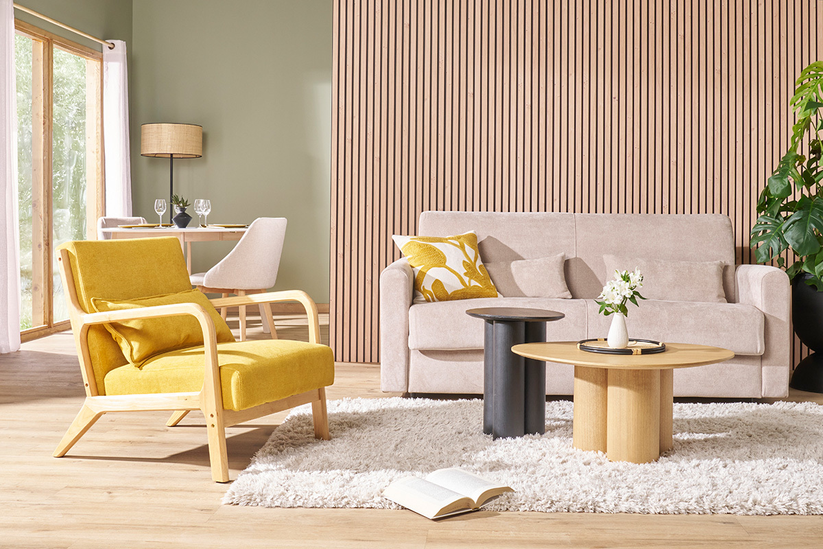 Poltrona scandinava in tessuto effetto velluto giallo senape e legno massello chiaro DERRY