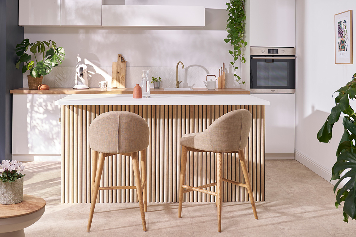 Sgabelli d bar scandinavi in tessuto beige e massello di frassino H66 cm (set di 2) DALIA