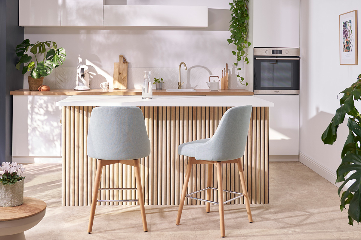 Sgabelli da bar scandinavi in tessuto beige e legno massello di faggio H65 cm (set di 2) HASTA