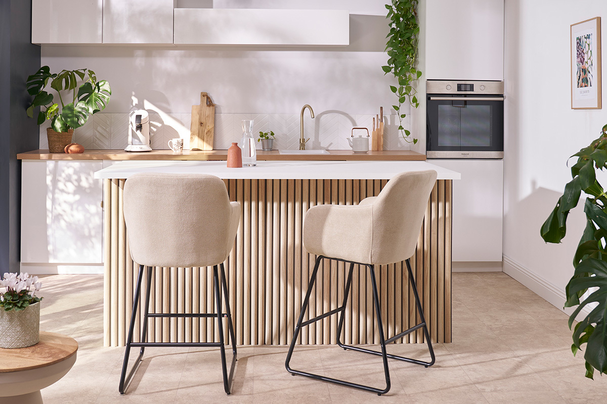 Sgabello da bar in tessuto effetto velluto beige H65 cm (set di 2) AMIKA